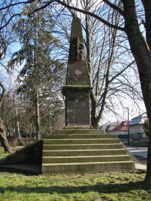 A régi, elmosódott feliratú obeliszk